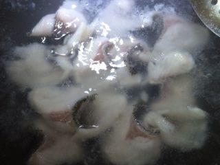 酸菜鱼,在锅中倒入适量的水烧开后放入腌制好的鱼片（不要太多，否则部分鱼片会老掉），开水中过一下既可15秒左右。