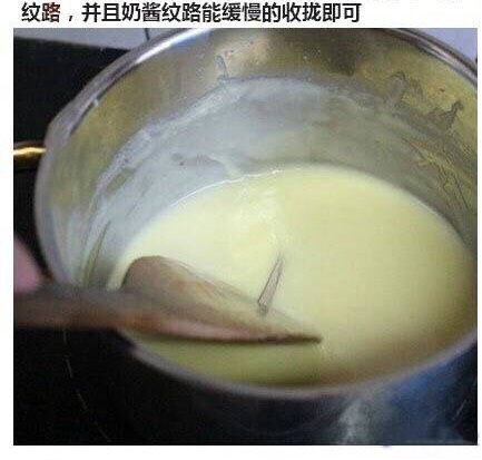 自制北海道手工奶糖（含糖量及少）,煮制变成浓酱程度，这时用刮刀搅拌可划出一条纹路，并且奶酱纹路萌缓慢的收拢即可^_^