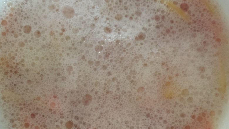 水蜜桃酵素,发酵24小时，表面泡泡很多，搅拌均匀后继续发酵