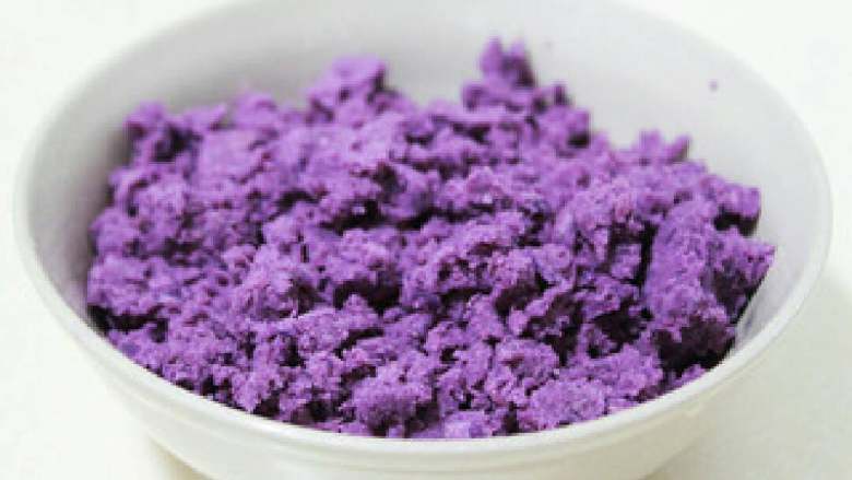 紫薯开花,
2. 上锅蒸熟后，稍放凉，用手直接捏碎至无颗粒状，备用


