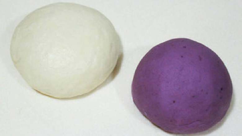 紫薯开花,
3. 将面团的所有原料，揉成光滑的白面团，发酵至约2倍大；取1/3的白面团与紫薯泥揉匀，成紫薯面团



