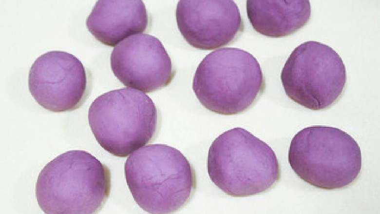 紫薯开花,
5. 紫薯面团分成小份


