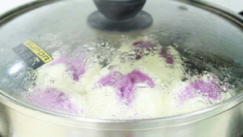 紫薯开花,
10. 火关后，虚蒸3-5分钟再揭开锅盖

