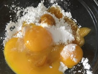 南瓜绵绵蒸蛋糕,鸡蛋蛋清分离，把鸡蛋黄打入面粉南瓜泥中