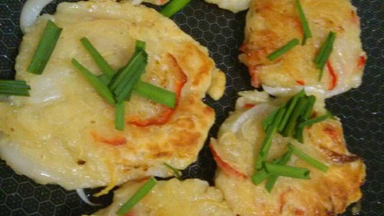 土豆煎饼,两面反复煎，煎到两面金黄就加点韮菜在上面，也可以用葱花代替。