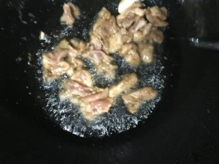 西芹木耳炒肉片,烧开油后（清淡者可少放油）快速翻炒肉片，炒至七、八成熟左右加入木耳