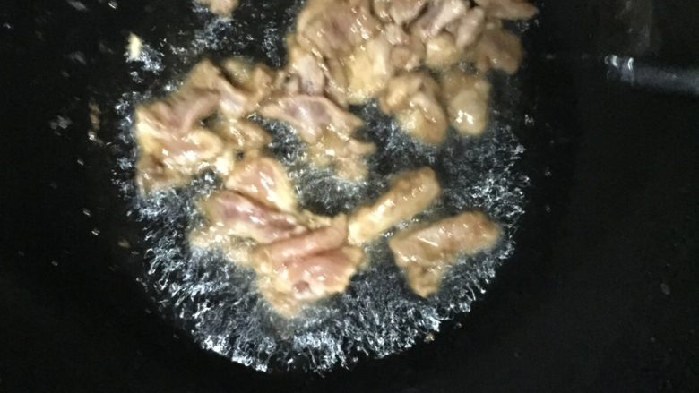 西芹木耳炒肉片,烧开油后（清淡者可少放油）快速翻炒肉片，炒至七、八成熟左右加入木耳