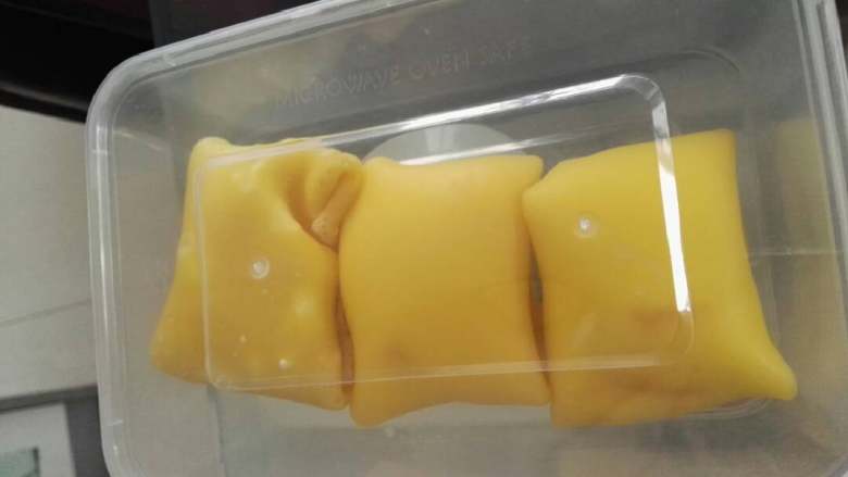 芒果班戟,然后放入冰箱，冷藏会，不喜欢吃太冷的就可以直接吃咯😄