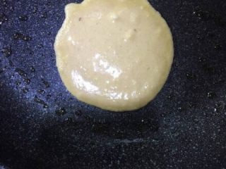 高大上的香蕉松饼ˊ_>ˋ,最后在不腻锅里 用刷子稍微刷一些油 开始煎制了 表面出现一些小泡后翻面煎制
