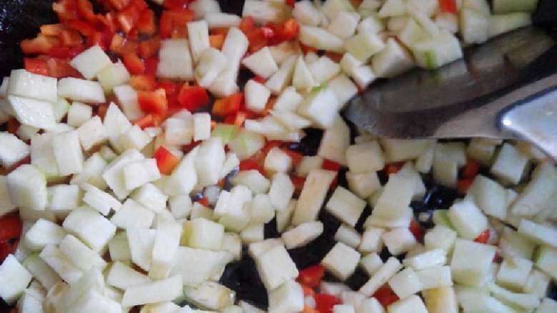 小清新&丝瓜炒蛋,锅里倒适量的油，把丝瓜辣椒同时倒进锅里加适量的盐进行翻炒