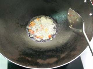 醋溜土豆丝,锅烧热后，放入葱白和辣椒
