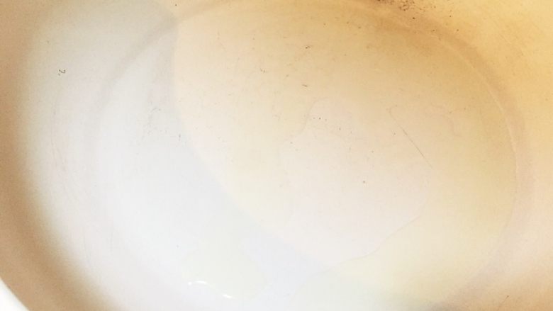 豆角鸡蛋煎饼 ,煎锅中刷一层橄榄油，中火热锅