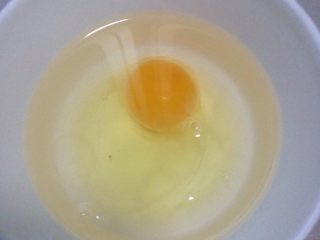 “糖水”醪糟汤圆蛋,把鸡蛋打碗里，加点冷水！送微波炉，高火1分钟！