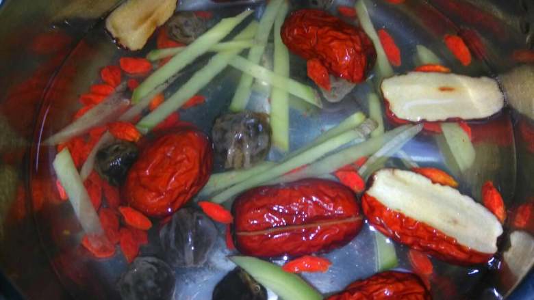 补气养血之红枣姜茶,所有材料放入煮锅，加入一碗半的清水开中火煮。