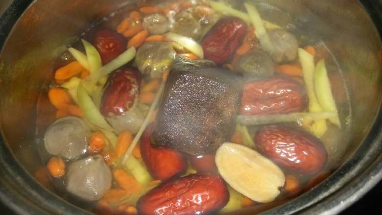 补气养血之红枣姜茶,煮的过程当中要用勺子不时地搅拌，防止沾底。