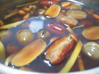 补气养血之红枣姜茶,小火煮至红糖完全融化即可，剩下也就大概一碗水了。