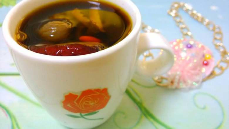 补气养血之红枣姜茶,下雨天在家好好享受吧。