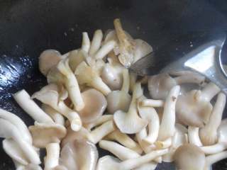 双椒平菇肉片,锅里放适量的油，把平菇加适量的盐大火炝炒一下，待熟后盛盘里待用