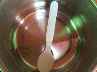 自制酸奶,用开水烫装酸奶的容器10分钟
