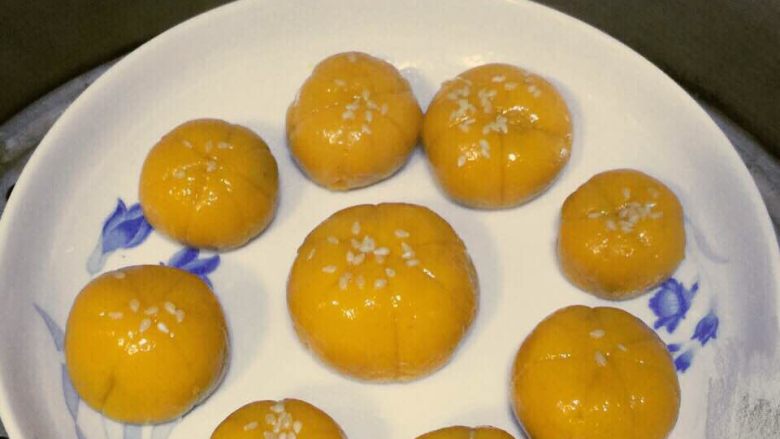 南瓜饼香酥啊,蒸之前，在盘底刷一层猪油，防止粘住，可以刷一层蜂蜜在表面