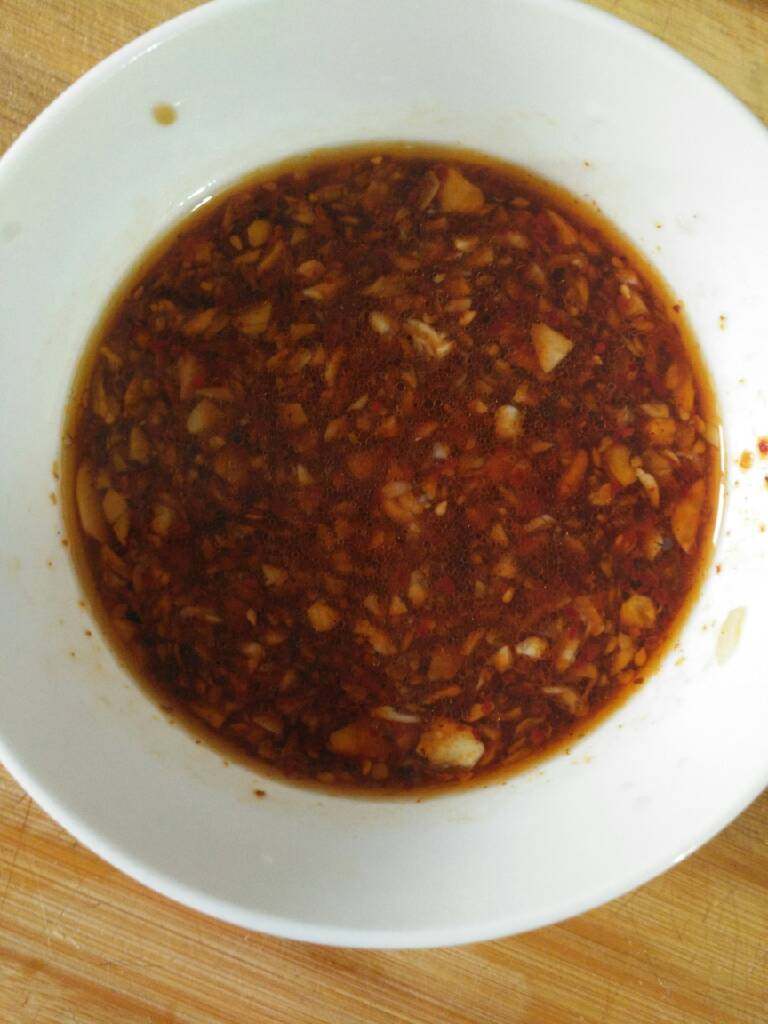 香辣豆腐卷,剩下的蒜水，加酱油耗油香油麻油醋辣椒油调汁！
