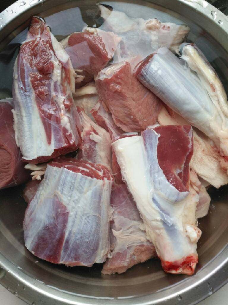 #年夜饭#酱牛肉,牛腱子肉买回来切块用清水泡一夜，时间不够也要泡个几小时，泡出血水倒掉。