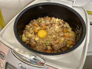 五花肉焖饭,米饭焖好，打入一个鸡蛋，继续保温焖三分钟左右即可