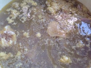 竹荪鸡汤,大锅满满一锅水，放进鸡油与鸡肉块。大火烧开转小火熬煮。