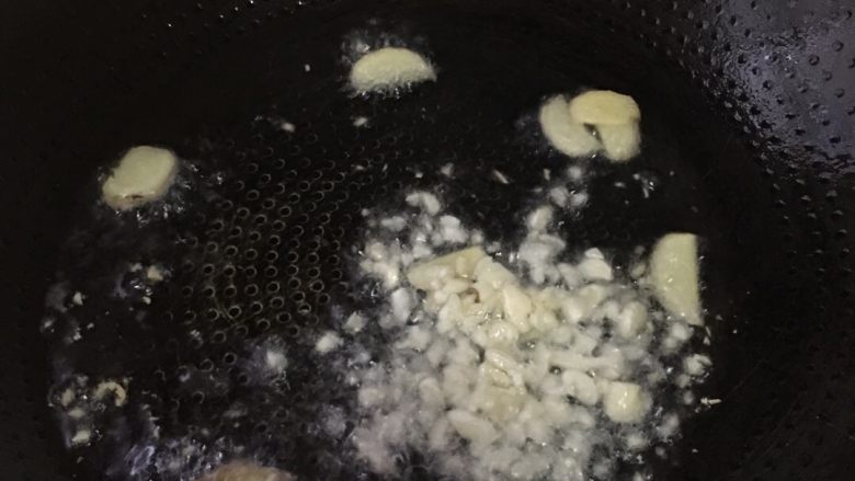 滑菇鱿鱼,热锅、把姜蒜爆香