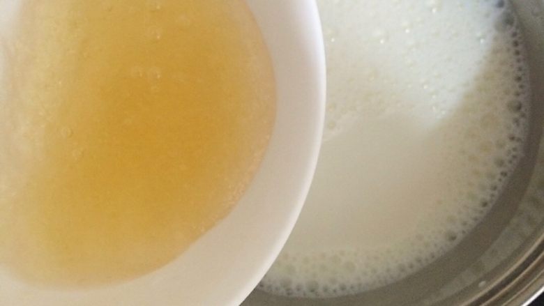 木瓜椰奶冻,泡软的吉利丁倒入奶锅里，煮开，这个过程要不停的搅拌