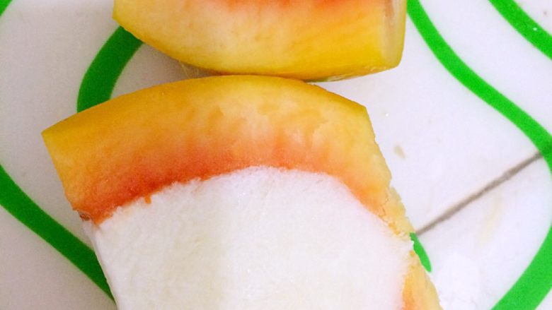 木瓜椰奶冻,凝固后的木瓜椰奶对半切开，然后切厚片