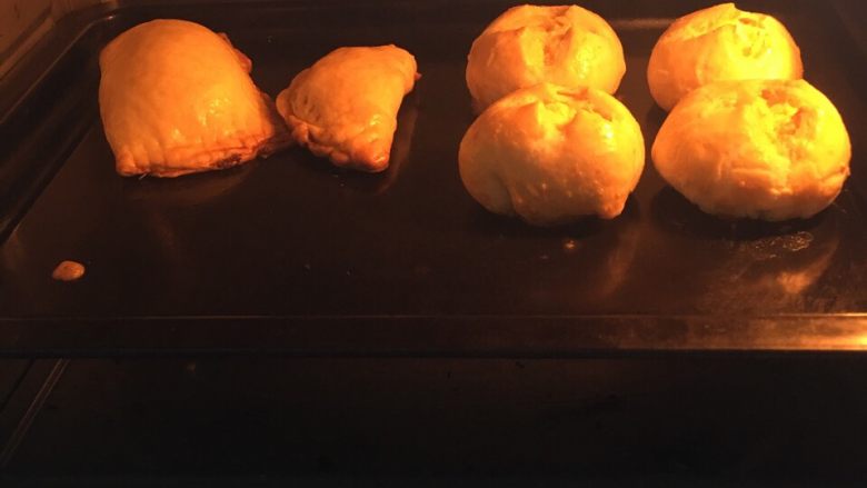 椰蓉开口酥,放入预热好的烤箱，上下180度中层30分钟左右，表面金黄即可