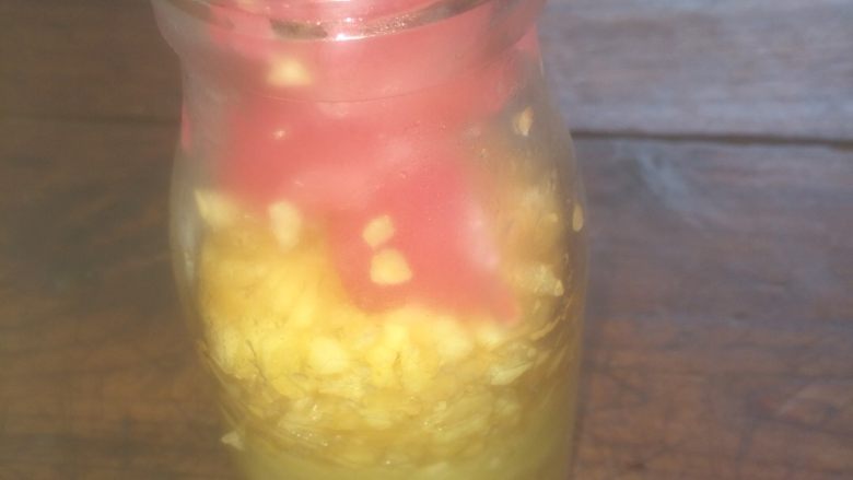 《水果酸奶》,将桃子冰块放入瓶子