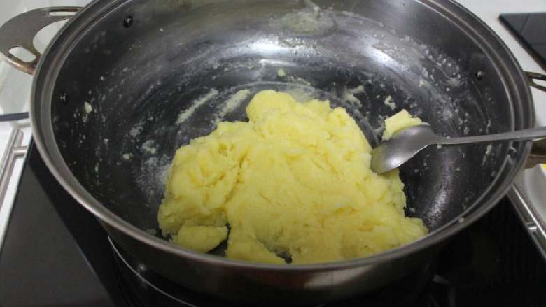 沙丁鱼咸奶油泡芙,面粉搅拌均匀没有生的颗粒就行。