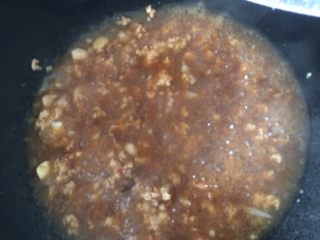 红烧茄子,放入少许水，加豆瓣酱，生抽，蚝油，鸡精