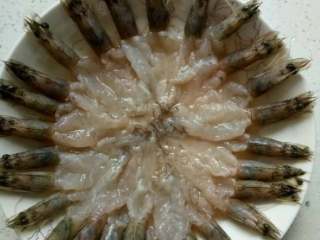 开边虾,剥好皮去掉虾肠后 把虾摆放整齐。