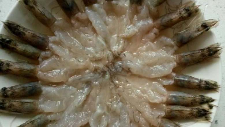 开边虾,剥好皮去掉虾肠后 把虾摆放整齐。