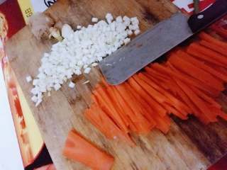 素茭白毛豆胡萝卜丁,毛豆剥好，过水控水。
胡萝卜，茭白切丁。要注意哦，不要切到手了。我的方法是先切厚片，再切条，然后切丁。