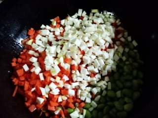 素茭白毛豆胡萝卜丁,喜欢小的切小丁，喜欢大的，可以切的稍微大点。