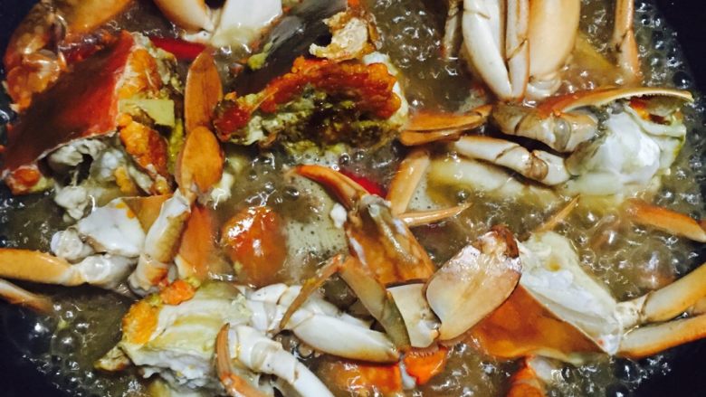 香辣猷蠓,炒至青蟹变红逐次加入调料，加一小碗热水。盖上锅盖煮至熟后即可