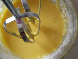 自制蛋糕,鸡蛋黄和蛋糕粉搅一起！加一勺糖，少加一点油