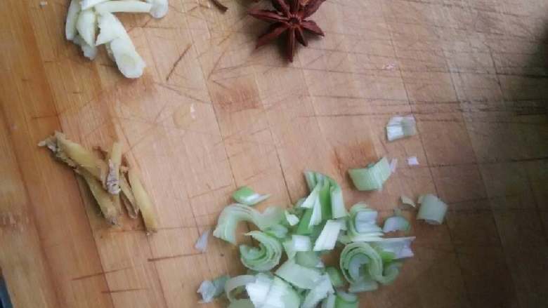 雞骨架炖土豆,葱姜蒜爆锅