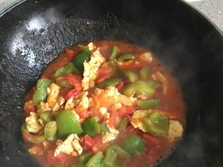 番茄炒蛋#挑战鸡蛋的100种做法#,加入盐，倒入炒好的鸡蛋翻炒