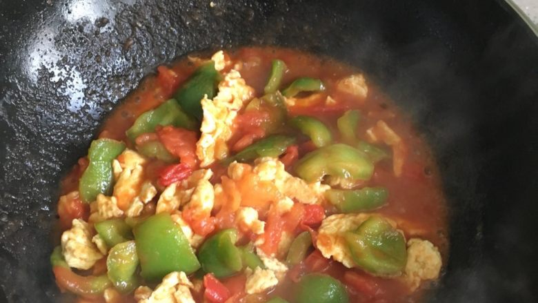 番茄炒蛋#挑战鸡蛋的100种做法#,加入盐，倒入炒好的鸡蛋翻炒