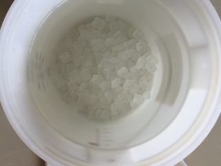 李子酵素,加水溶糖，用电子称称400g冰糖，加入装有3L纯净水的酵素桶内，溶解待用