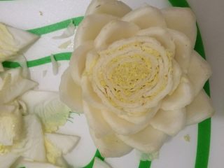 莲花白菜包,白菜帮的部分一片一片剪成花瓣样