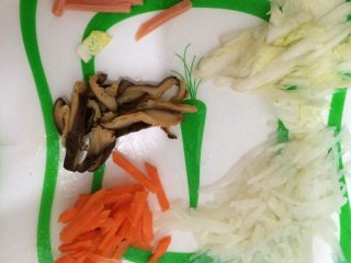 莲花白菜包,火腿肠、胡萝卜、香菇切丝，做莲花剪去的白菜切丝（一点也不浪费），粉丝剪小段