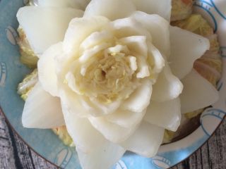 莲花白菜包,莲花放中间，表面上撒一层盐