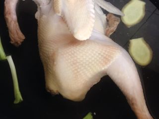 醉鸡,把焯水后的竹园鸡重新入锅，加冷水，葱白、生姜和一点点料酒煮开。不用加盐哦！