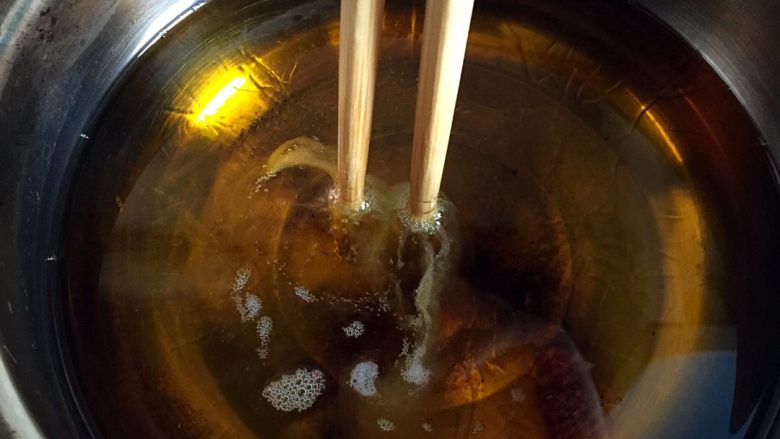 和虾来约会1------避风塘虾,取小锅炸虾。一省油，二容易让食材进到油里。5成热：干爽筷子下去，不断有小气泡冒充，表示油温合适！